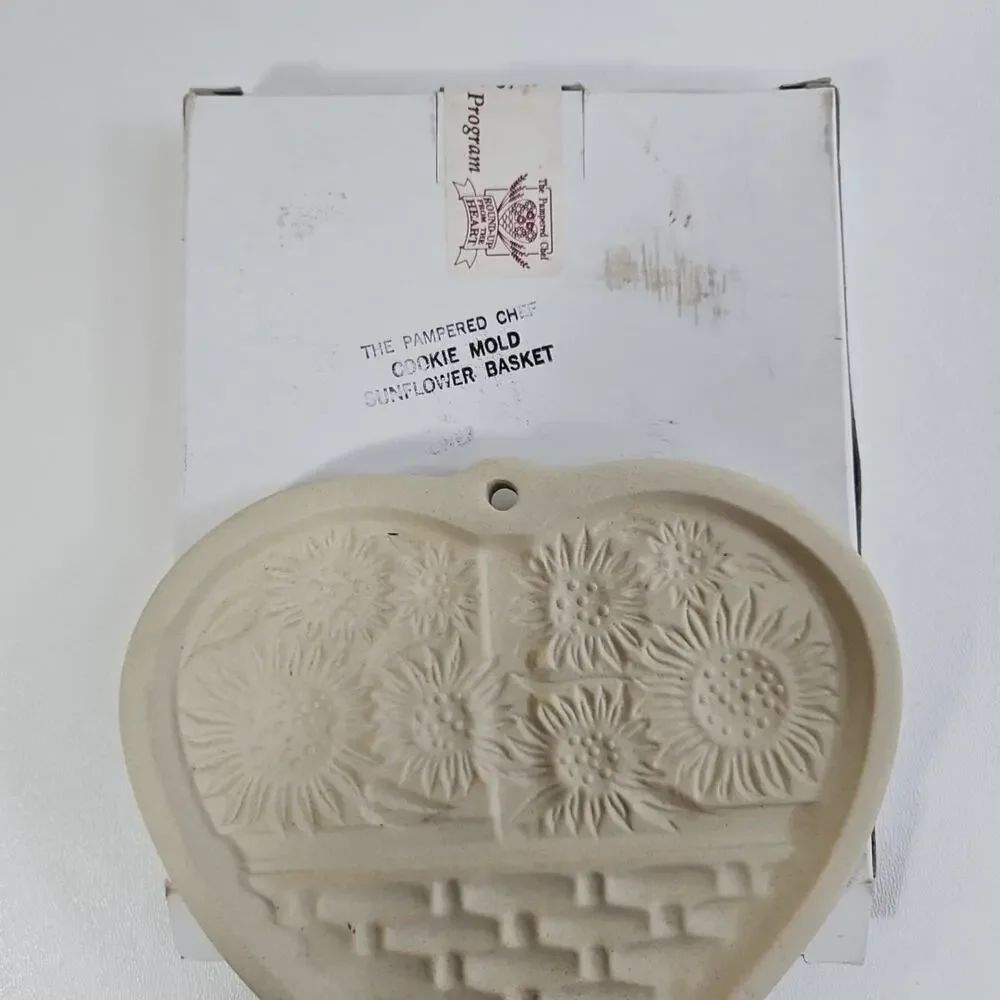 VTG 1994 Pampered Chef 6” Stoneware Sunflower Basket Heart‎ Cookie Mold Made USA